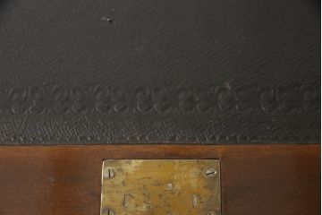 イギリスアンティークの中でも上手物!　高級品　マホガニー材　クロウ&ボール　クラシカルな装飾が魅力的!　ライティングビューロー(簿記机、引き出し、チェスト、在宅用、在宅ワーク用、ワークデスク)(R-060716)