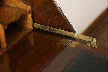 イギリスアンティークの中でも上手物!　高級品　マホガニー材　クロウ&ボール　クラシカルな装飾が魅力的!　ライティングビューロー(簿記机、引き出し、チェスト、在宅用、在宅ワーク用、ワークデスク)(R-060716)