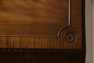 イギリスアンティークの中でも上手物!　高級品　マホガニー材　クロウ&ボール　クラシカルな装飾が魅力的!　ライティングビューロー(簿記机、引き出し、チェスト、在宅用、在宅ワーク用、ワークデスク)(R-060716)