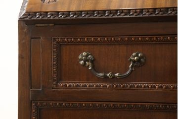 イギリスアンティークの中でも上手物!　高級品　マホガニー材　クロウ&ボール　クラシカルな装飾が魅力的!　ライティングビューロー(簿記机、引き出し、チェスト、在宅用、在宅ワーク用、ワークデスク)(R-060716)
