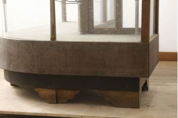 和製アンティーク　ナラ(楢)材　懐かしい雰囲気漂うL型ガラスケース(Gケース、カウンター、ショーケース、曲げガラス、Rガラス、キャビネット、飾り棚、陳列棚、店舗什器)(R-060718)