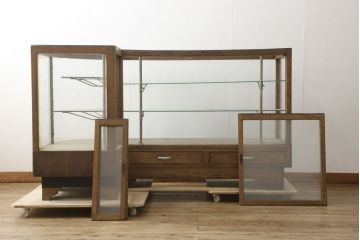 和製アンティーク　ナラ(楢)材　懐かしい雰囲気漂うL型ガラスケース(Gケース、カウンター、ショーケース、曲げガラス、Rガラス、キャビネット、飾り棚、陳列棚、店舗什器)(R-060718)