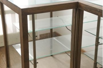 和製アンティーク　ナラ(楢)材　懐かしい雰囲気漂うL型ガラスケース(Gケース、カウンター、ショーケース、曲げガラス、Rガラス、キャビネット、飾り棚、陳列棚、店舗什器)(R-060718)