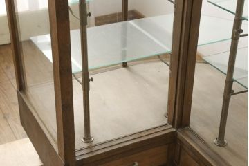和製アンティーク　ナラ(楢)材　懐かしい雰囲気漂うL型ガラスケース(Gケース、カウンター、ショーケース、曲げガラス、Rガラス、キャビネット、飾り棚、陳列棚、店舗什器)(R-060718)