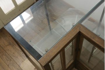 和製アンティーク　ナラ(楢)材　懐かしい雰囲気漂うL型ガラスケース(Gケース、カウンター、ショーケース、曲げガラス、Rガラス、キャビネット、飾り棚、陳列棚、店舗什器)(R-060718)