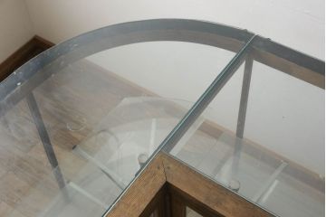 和製アンティーク　ナラ(楢)材　懐かしい雰囲気漂うL型ガラスケース(Gケース、カウンター、ショーケース、曲げガラス、Rガラス、キャビネット、飾り棚、陳列棚、店舗什器)(R-060718)