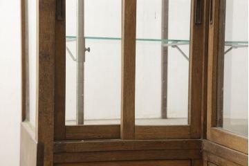 和製アンティーク　ナラ(楢)材　懐かしい雰囲気漂うL型ガラスケース(Gケース、カウンター、ショーケース、曲げガラス、Rガラス、キャビネット、飾り棚、陳列棚、店舗什器)(R-060718)
