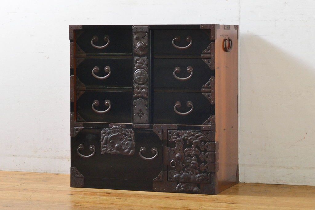 和製アンティーク 超美品!! 明治大正期 味を増した打ち出し金具が重厚な雰囲気を醸し出す庄内小箪笥(庄内箪笥、引き出し、サイドチェスト、収納箪笥)(R-060722)