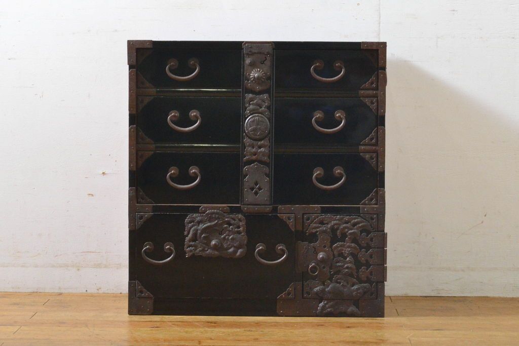 和製アンティーク 超美品!! 明治大正期 味を増した打ち出し金具が重厚な雰囲気を醸し出す庄内小箪笥(庄内箪笥、引き出し、サイドチェスト、収納箪笥)(R-060722)