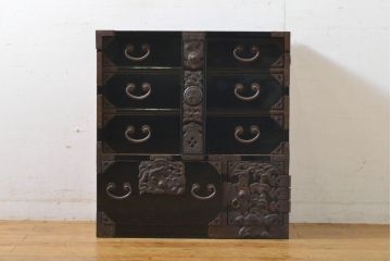 和製アンティーク 超美品!! 明治大正期 味を増した打ち出し金具が重厚な雰囲気を醸し出す庄内小箪笥(庄内箪笥、引き出し、サイドチェスト、収納箪笥)(R-060722)