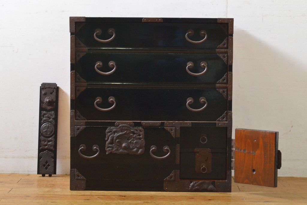 和製アンティーク 超美品!! 明治大正期 味を増した打ち出し金具が重厚な雰囲気を醸し出す庄内小箪笥(庄内箪笥、引き出し、サイドチェスト、収納箪笥)(R-060722)