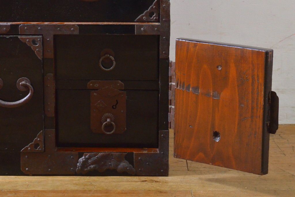 和製アンティーク 超美品!! 明治大正期 味を増した打ち出し金具が重厚な雰囲気を醸し出す庄内小箪笥(庄内箪笥、引き出し、サイドチェスト、収納箪笥)(R-060722)