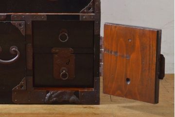 和製アンティーク 超美品!! 明治大正期 味を増した打ち出し金具が重厚な雰囲気を醸し出す庄内小箪笥(庄内箪笥、引き出し、サイドチェスト、収納箪笥)(R-060722)