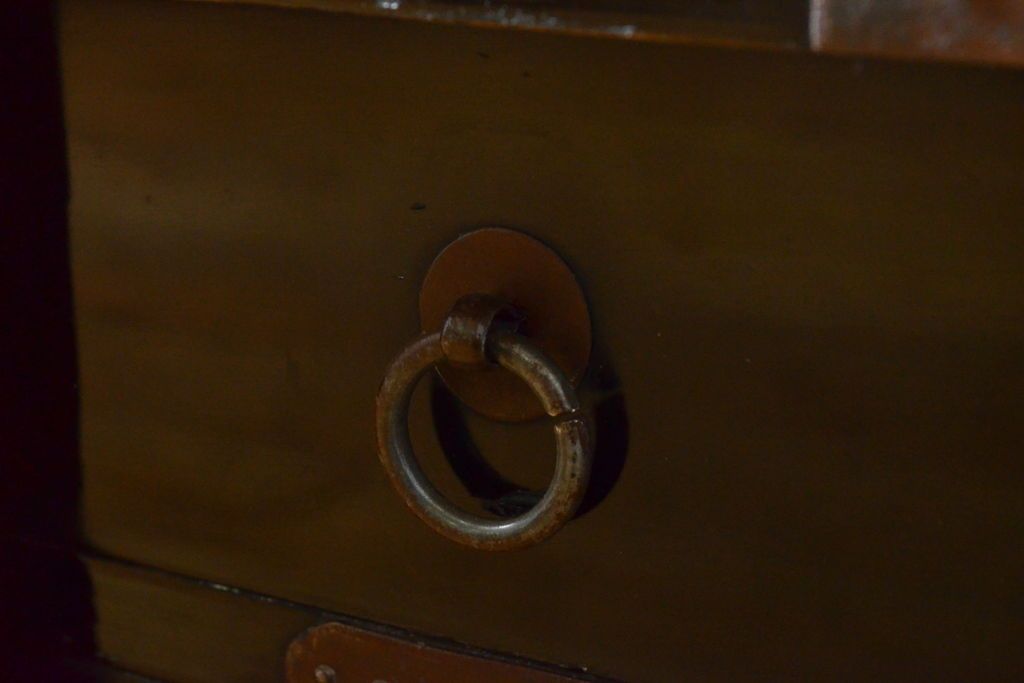 和製アンティーク 超美品!! 明治大正期 味を増した打ち出し金具が重厚な雰囲気を醸し出す庄内小箪笥(庄内箪笥、引き出し、サイドチェスト、収納箪笥)(R-060722)