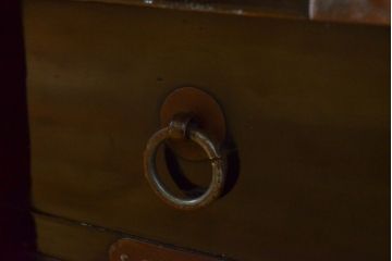 和製アンティーク 超美品!! 明治大正期 味を増した打ち出し金具が重厚な雰囲気を醸し出す庄内小箪笥(庄内箪笥、引き出し、サイドチェスト、収納箪笥)(R-060722)