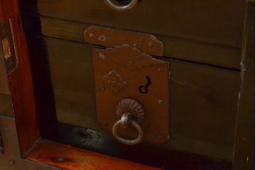 和製アンティーク 超美品!! 明治大正期 味を増した打ち出し金具が重厚な雰囲気を醸し出す庄内小箪笥(庄内箪笥、引き出し、サイドチェスト、収納箪笥)(R-060722)