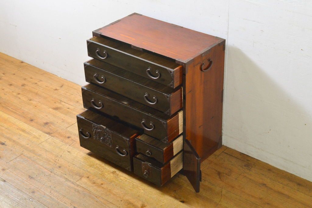 和製アンティーク 超美品!! 明治大正期 味を増した打ち出し金具が重厚な雰囲気を醸し出す庄内小箪笥(庄内箪笥、引き出し、サイドチェスト、収納箪笥)(R-060722)