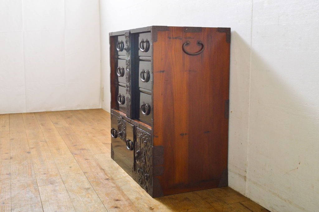 和製アンティーク 超美品!! 明治大正期 味を増した打ち出し金具が重厚な雰囲気を醸し出す庄内小箪笥(庄内箪笥、引き出し、サイドチェスト、収納箪笥)(R-060722)