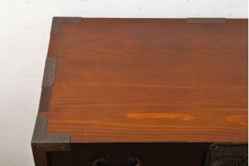 和製アンティーク 超美品!! 明治大正期 味を増した打ち出し金具が重厚な雰囲気を醸し出す庄内小箪笥(庄内箪笥、引き出し、サイドチェスト、収納箪笥)(R-060722)