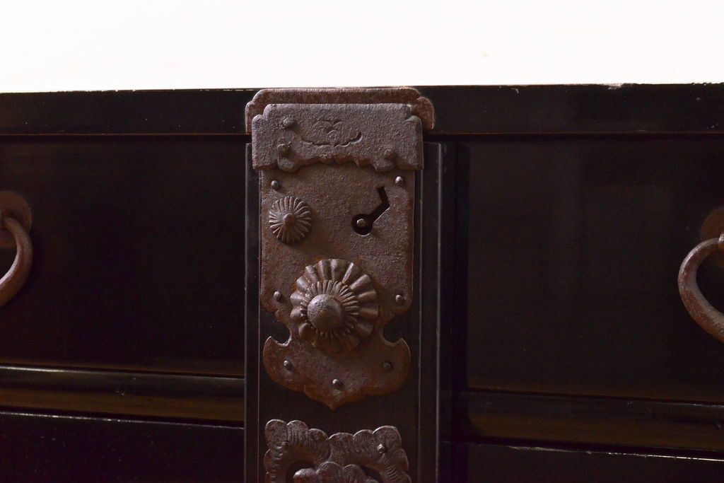 和製アンティーク 超美品!! 明治大正期 味を増した打ち出し金具が重厚な雰囲気を醸し出す庄内小箪笥(庄内箪笥、引き出し、サイドチェスト、収納箪笥)(R-060722)