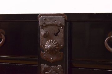 和製アンティーク　超美品!!　明治大正期　味を増した打ち出し金具が重厚な雰囲気を醸し出す庄内小箪笥(庄内箪笥、引き出し、サイドチェスト、収納箪笥)(R-060722)