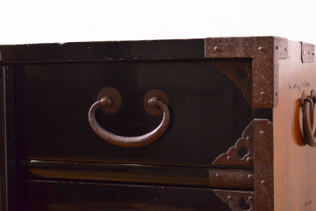 和製アンティーク 超美品!! 明治大正期 味を増した打ち出し金具が重厚な雰囲気を醸し出す庄内小箪笥(庄内箪笥、引き出し、サイドチェスト、収納箪笥)(R-060722)