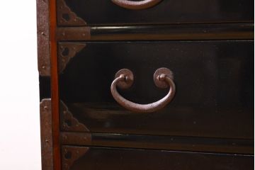 和製アンティーク　超美品!!　明治大正期　味を増した打ち出し金具が重厚な雰囲気を醸し出す庄内小箪笥(庄内箪笥、引き出し、サイドチェスト、収納箪笥)(R-060722)