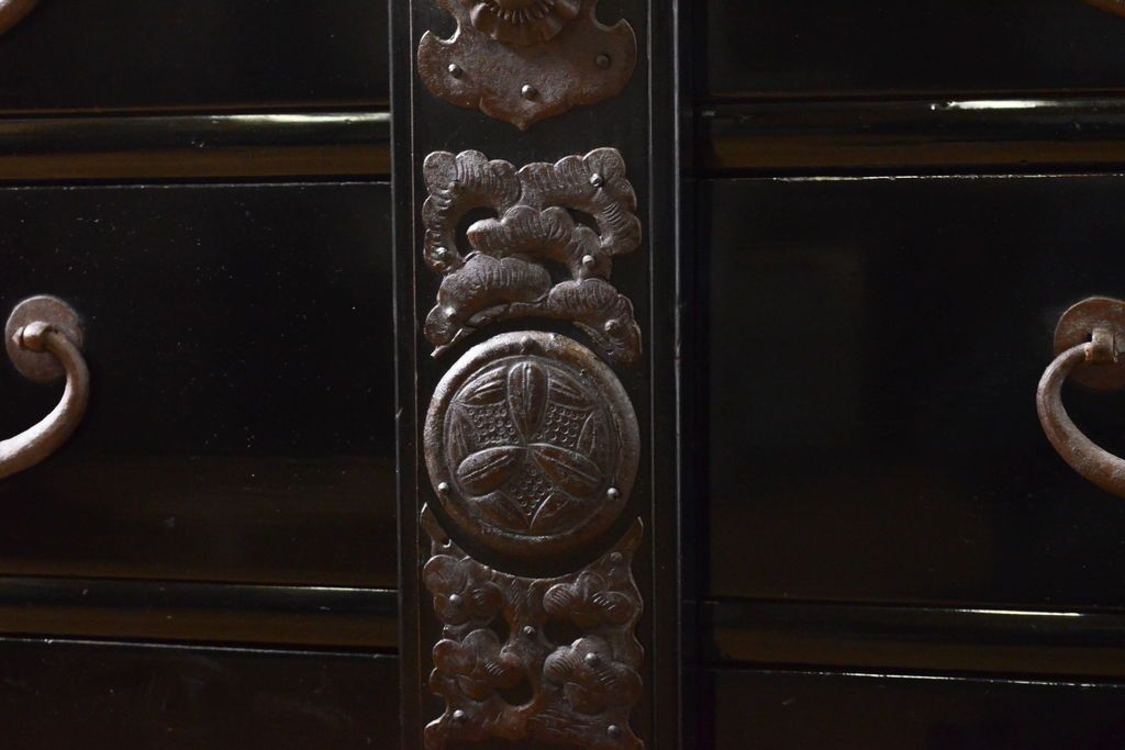 和製アンティーク 超美品!! 明治大正期 味を増した打ち出し金具が重厚な雰囲気を醸し出す庄内小箪笥(庄内箪笥、引き出し、サイドチェスト、収納箪笥)(R-060722)