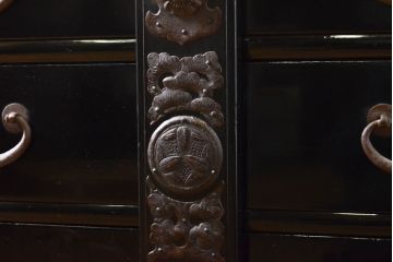 和製アンティーク 超美品!! 明治大正期 味を増した打ち出し金具が重厚な雰囲気を醸し出す庄内小箪笥(庄内箪笥、引き出し、サイドチェスト、収納箪笥)(R-060722)