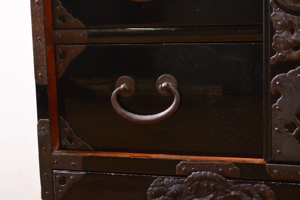 和製アンティーク 超美品!! 明治大正期 味を増した打ち出し金具が重厚な雰囲気を醸し出す庄内小箪笥(庄内箪笥、引き出し、サイドチェスト、収納箪笥)(R-060722)