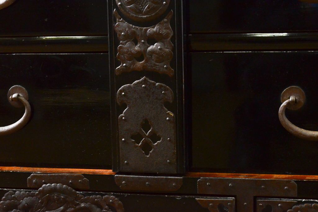 和製アンティーク 超美品!! 明治大正期 味を増した打ち出し金具が重厚な雰囲気を醸し出す庄内小箪笥(庄内箪笥、引き出し、サイドチェスト、収納箪笥)(R-060722)