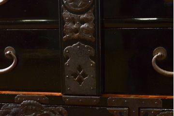 和製アンティーク 超美品!! 明治大正期 味を増した打ち出し金具が重厚な雰囲気を醸し出す庄内小箪笥(庄内箪笥、引き出し、サイドチェスト、収納箪笥)(R-060722)
