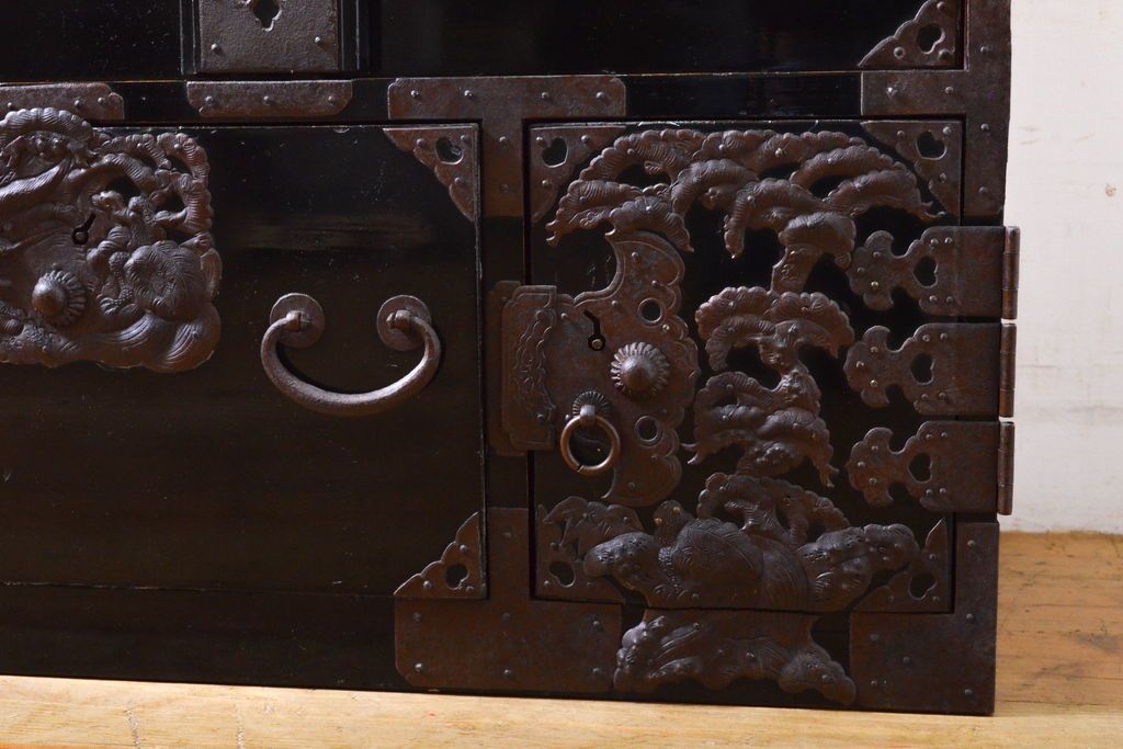 和製アンティーク 超美品!! 明治大正期 味を増した打ち出し金具が重厚な雰囲気を醸し出す庄内小箪笥(庄内箪笥、引き出し、サイドチェスト、収納箪笥)(R-060722)