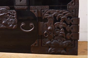 和製アンティーク 超美品!! 明治大正期 味を増した打ち出し金具が重厚な雰囲気を醸し出す庄内小箪笥(庄内箪笥、引き出し、サイドチェスト、収納箪笥)(R-060722)