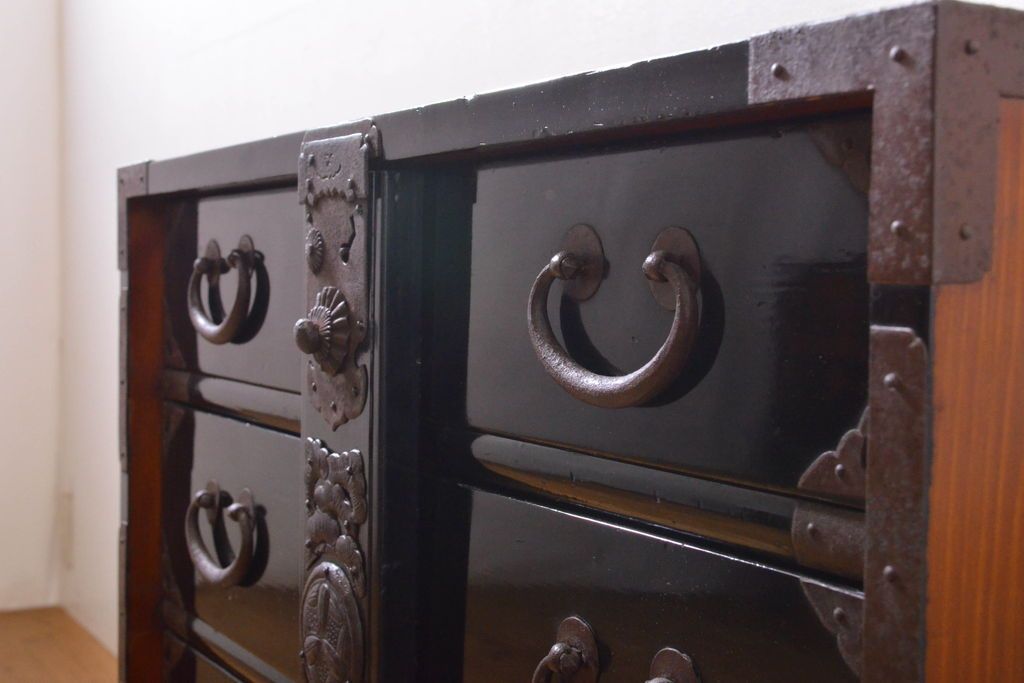 和製アンティーク 超美品!! 明治大正期 味を増した打ち出し金具が重厚な雰囲気を醸し出す庄内小箪笥(庄内箪笥、引き出し、サイドチェスト、収納箪笥)(R-060722)