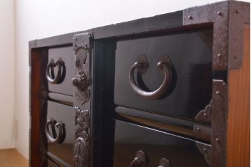 和製アンティーク 超美品!! 明治大正期 味を増した打ち出し金具が重厚な雰囲気を醸し出す庄内小箪笥(庄内箪笥、引き出し、サイドチェスト、収納箪笥)(R-060722)