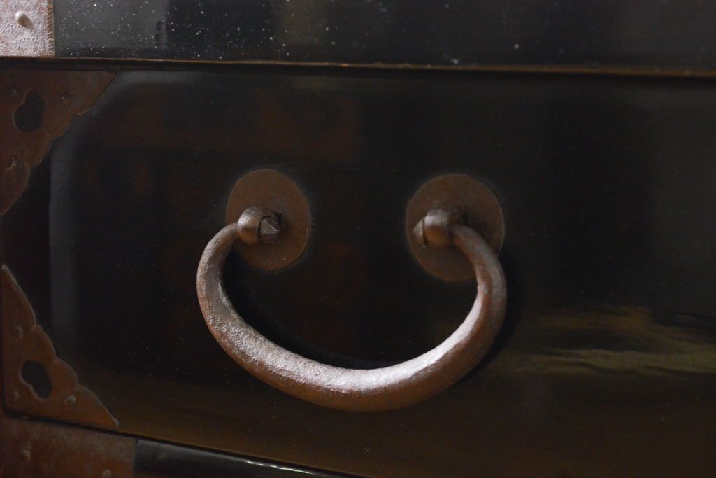 和製アンティーク 超美品!! 明治大正期 味を増した打ち出し金具が重厚な雰囲気を醸し出す庄内小箪笥(庄内箪笥、引き出し、サイドチェスト、収納箪笥)(R-060722)