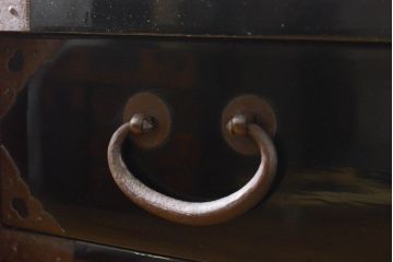 和製アンティーク 超美品!! 明治大正期 味を増した打ち出し金具が重厚な雰囲気を醸し出す庄内小箪笥(庄内箪笥、引き出し、サイドチェスト、収納箪笥)(R-060722)