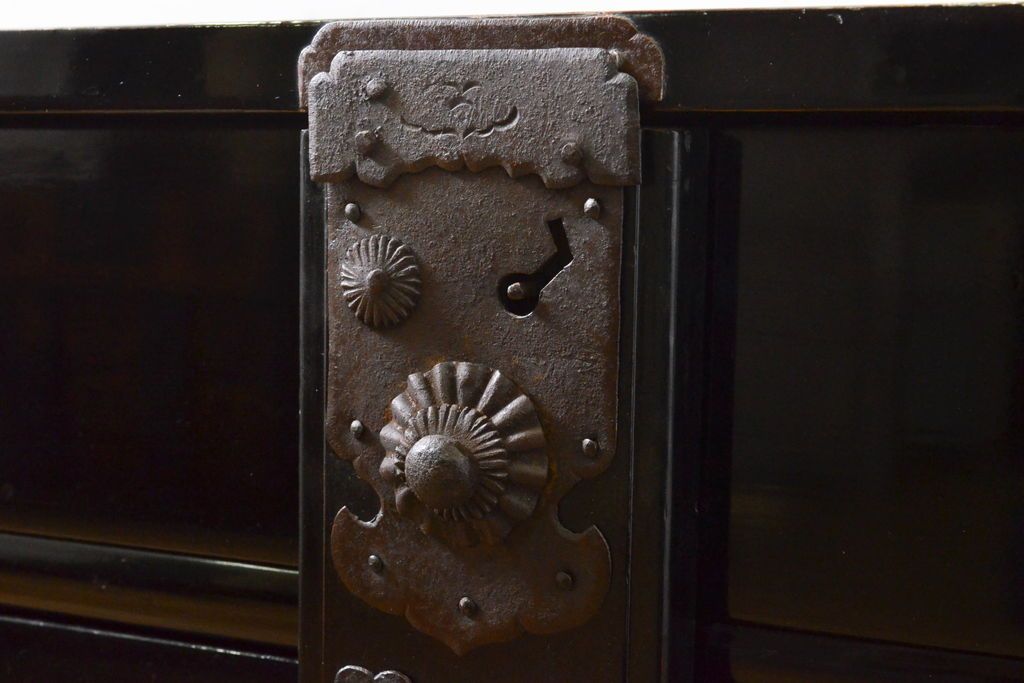 和製アンティーク 超美品!! 明治大正期 味を増した打ち出し金具が重厚な雰囲気を醸し出す庄内小箪笥(庄内箪笥、引き出し、サイドチェスト、収納箪笥)(R-060722)