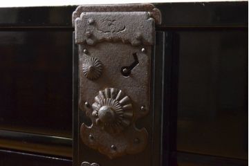 和製アンティーク　超美品!!　明治大正期　味を増した打ち出し金具が重厚な雰囲気を醸し出す庄内小箪笥(庄内箪笥、引き出し、サイドチェスト、収納箪笥)(R-060722)