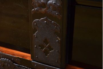 和製アンティーク 超美品!! 明治大正期 味を増した打ち出し金具が重厚な雰囲気を醸し出す庄内小箪笥(庄内箪笥、引き出し、サイドチェスト、収納箪笥)(R-060722)