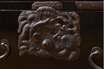 和製アンティーク 超美品!! 明治大正期 味を増した打ち出し金具が重厚な雰囲気を醸し出す庄内小箪笥(庄内箪笥、引き出し、サイドチェスト、収納箪笥)(R-060722)