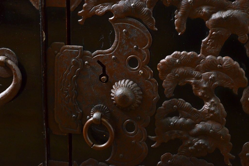 和製アンティーク 超美品!! 明治大正期 味を増した打ち出し金具が重厚な雰囲気を醸し出す庄内小箪笥(庄内箪笥、引き出し、サイドチェスト、収納箪笥)(R-060722)