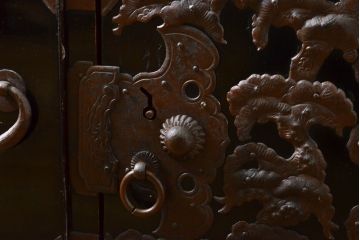 和製アンティーク 超美品!! 明治大正期 味を増した打ち出し金具が重厚な雰囲気を醸し出す庄内小箪笥(庄内箪笥、引き出し、サイドチェスト、収納箪笥)(R-060722)