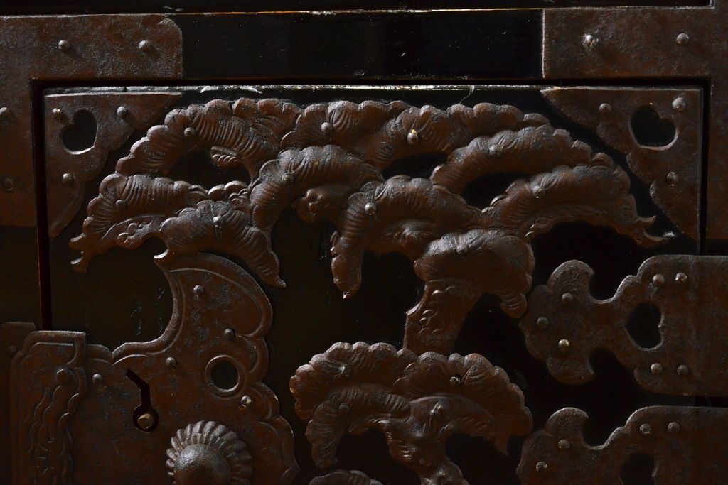 和製アンティーク 超美品!! 明治大正期 味を増した打ち出し金具が重厚な雰囲気を醸し出す庄内小箪笥(庄内箪笥、引き出し、サイドチェスト、収納箪笥)(R-060722)