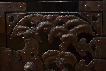 和製アンティーク 超美品!! 明治大正期 味を増した打ち出し金具が重厚な雰囲気を醸し出す庄内小箪笥(庄内箪笥、引き出し、サイドチェスト、収納箪笥)(R-060722)