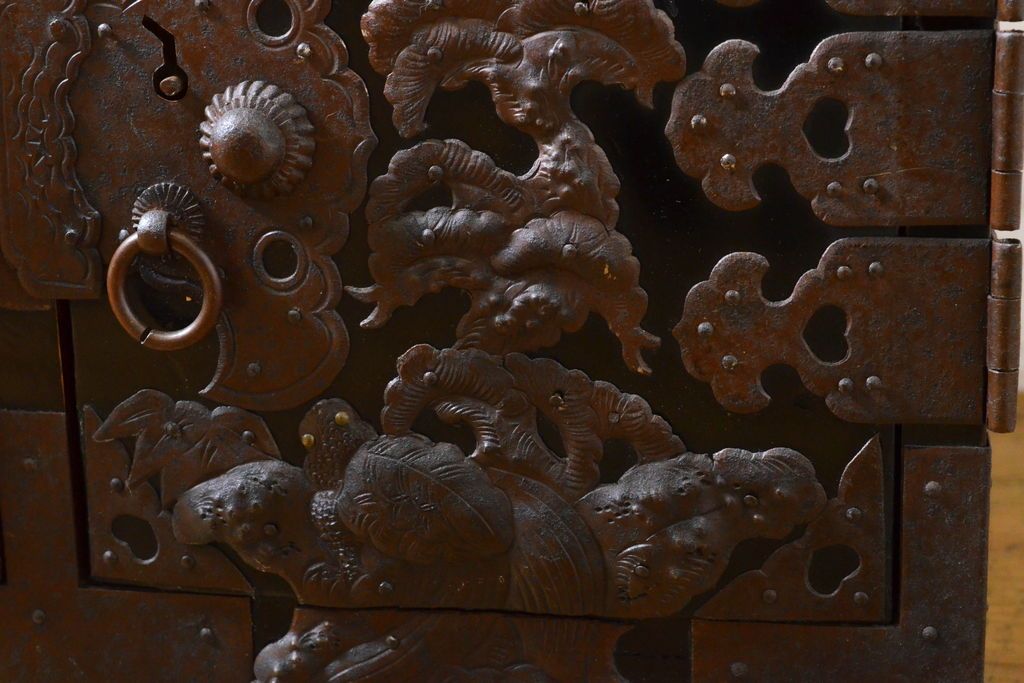 和製アンティーク 超美品!! 明治大正期 味を増した打ち出し金具が重厚な雰囲気を醸し出す庄内小箪笥(庄内箪笥、引き出し、サイドチェスト、収納箪笥)(R-060722)