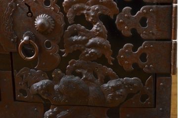 和製アンティーク 超美品!! 明治大正期 味を増した打ち出し金具が重厚な雰囲気を醸し出す庄内小箪笥(庄内箪笥、引き出し、サイドチェスト、収納箪笥)(R-060722)