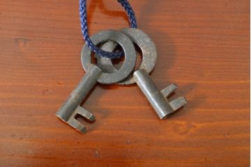 和製アンティーク 超美品!! 明治大正期 味を増した打ち出し金具が重厚な雰囲気を醸し出す庄内小箪笥(庄内箪笥、引き出し、サイドチェスト、収納箪笥)(R-060722)