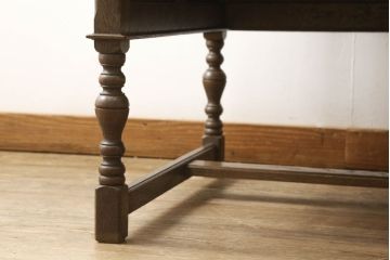 中古　神戸洋家具　ナラ材　挽き物脚が上品な雰囲気を醸し出す片袖机(在宅ワーク用、在宅用、ワークデスク、オフィスデスク、テーブル)(R-060723)